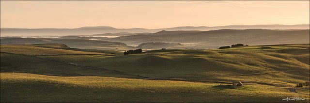 aubrac-laguiole-aveyron-depuis-landes-clapier-brumes-bes-2011-08-010-original
